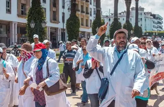 أطباء وممرضون يعلنون “إفلاس الصحة”.. ويطالبون بـ”أجرأة الخصوصية”