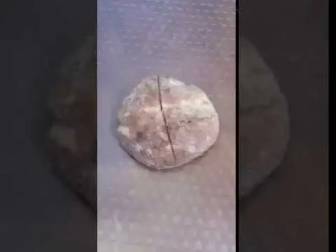 خطير وهام .. لكل من يشتري خبز ديال “الزنقة” .. شاهد ماذا وجد !