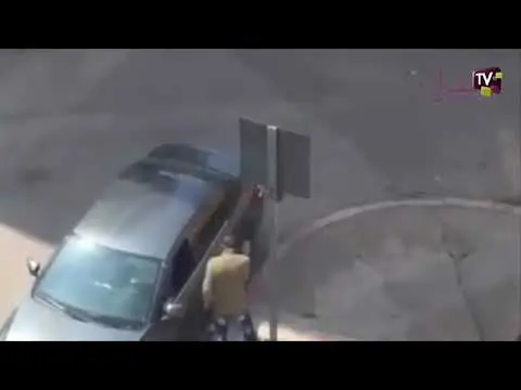 شاهد كيف تمت سرقة هذه السيدة وهي داخل سيارتها
