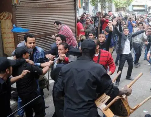 لن تُصدق ماذا فعلت مصرية لتخلص زوجها من قبضة رجال الشرطة!