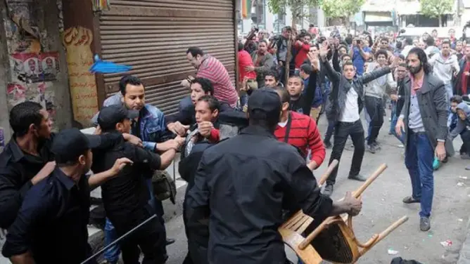 لن تُصدق ماذا فعلت مصرية لتخلص زوجها من قبضة رجال الشرطة!