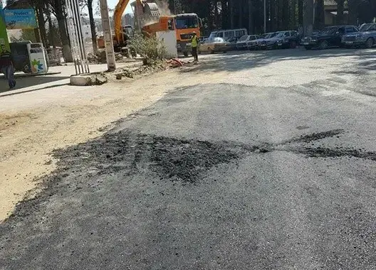 فضيحة: مقاولة ايطالية تعبّد شوارع جماعة بالحسيمة بزفت مغشوش (صور+ فيديو)