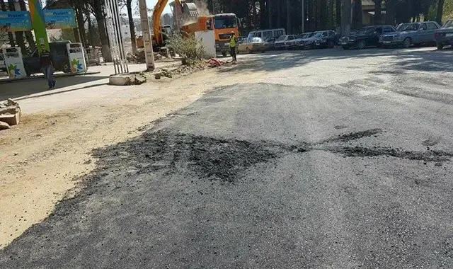 فضيحة: مقاولة ايطالية تعبّد شوارع جماعة بالحسيمة بزفت مغشوش (صور+ فيديو)