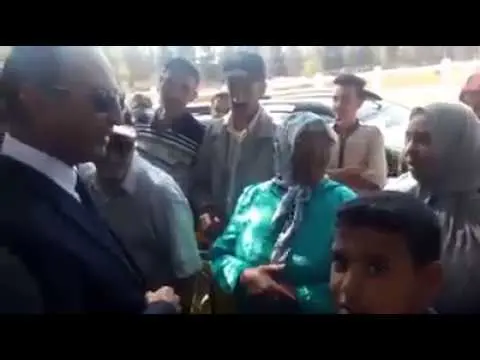 الوزير حصاد في موقف طريف مع أمهات تلاميذ بتمارة “تهلا لينا فيهم”