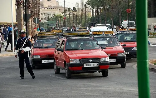 10 نقابات “طاكسيات” بالبيضاء تتوحد ضد خدمة “كريم” وتقرر الاحتجاج