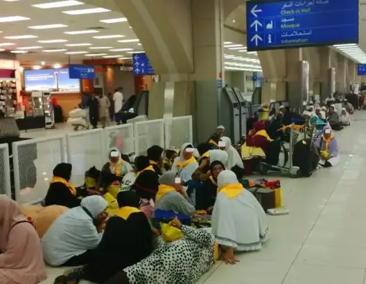 مئات الحجاج المغاربة عالقون بمطار جدة واحتجاجات تطالب بإعادتهم للمغرب