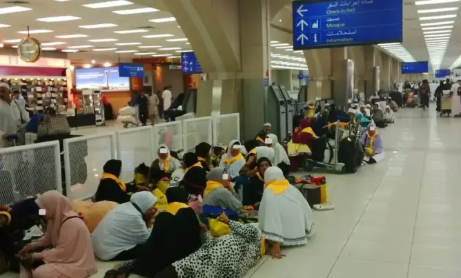 مئات الحجاج المغاربة عالقون بمطار جدة واحتجاجات تطالب بإعادتهم للمغرب