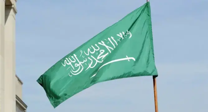 السعودية تسقط الولاية على المرأة بالسفر وتعزز مكانتها في العمل والأسرة