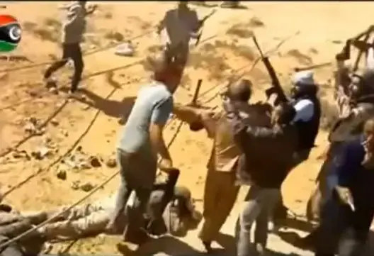 تسريب فيديو جديد لتعذيب القذافي من قبل الثوار