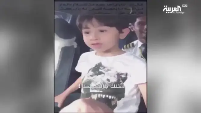 طفل ذكي أبهر طياراً بمعرفته كل شيء عن الطائرة (فيديو)