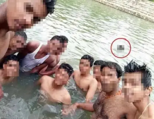 انشغلوا بالتقاط السيلفي وزميلهم يموت خلفهم