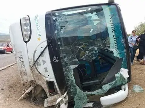 شاهد لحظة إنقلاب حافلة للمسافرين بين الحسيمة وتطوان