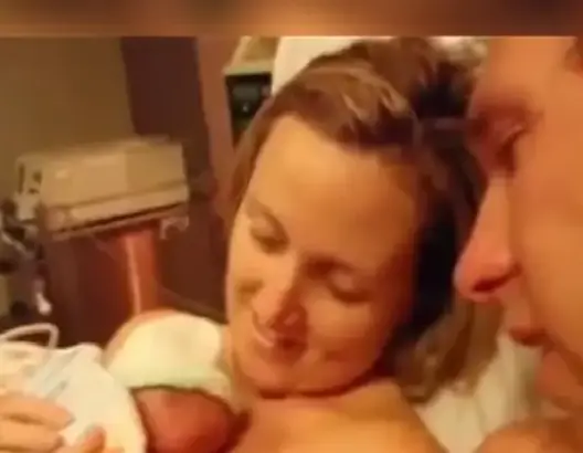 احتضنته ساعتين لتودعه بعد موته.. ما جرى بعد ذلك معجزة! (فيديو)