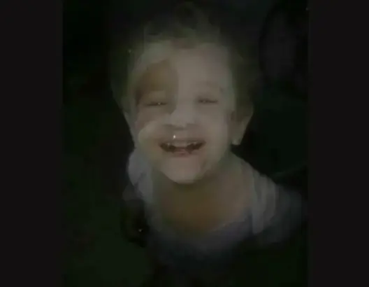مؤثر.. طفل سوري من تحت الأنقاض يتحدى بضحكته الأسد وبوتين