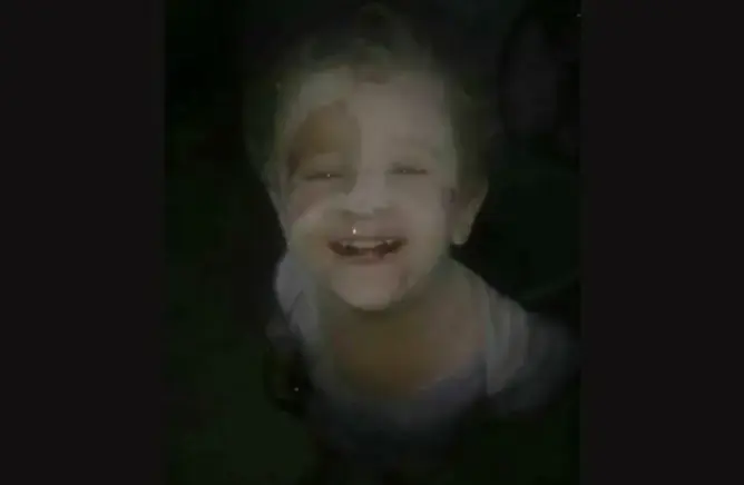 مؤثر.. طفل سوري من تحت الأنقاض يتحدى بضحكته الأسد وبوتين