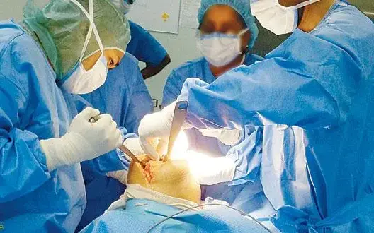 فريق طبي ينجح في إجراء عملية لزراعة مفصل اصطناعي بسيدي إفني