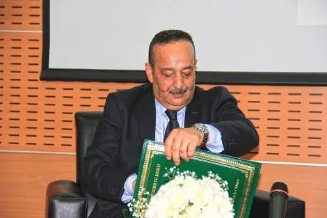 وزارة الاتصال تقدم روايتها حول طرد صحافي “الغارديان” من الحسيمة