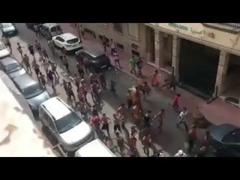 مراهقون عراة يجوبون شوارع البيضاء ويحملون ماء القاطع ويرددون “الله يجيب شي ضحية”