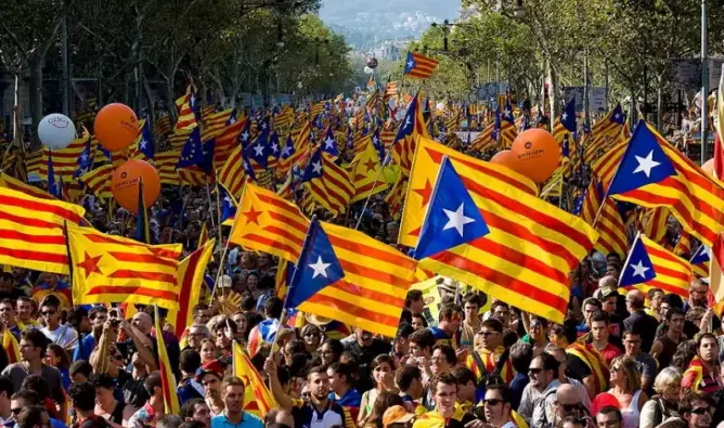 آلاف المتظاهرين يشلون الحياة بكتالونيا ويطالبون برحيل شرطة مدريد