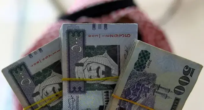 السعودية تنهي العمل بالريال الورقي وتخطط لعملة بديلة