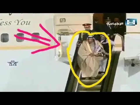 موقف محرج للملك السعودي في أول زيارة له إلى روسيا (فيديو)