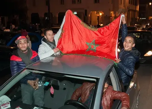 انتصار الأسود على الغابون يخرج مغاربة للتعبير عن الفرح بالشوارع