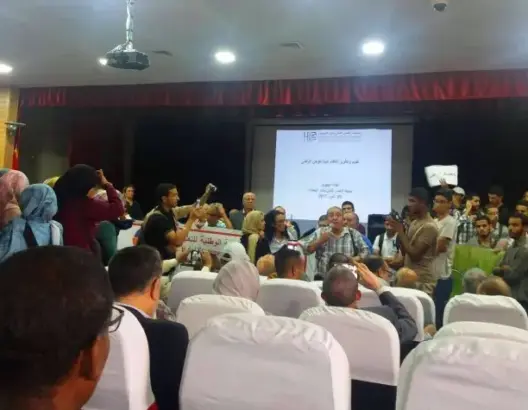 أساتذة وطلبة “ينسفون” لقاءً لحصاد بالبيضاء و”يحرجون” الصمدي (فيديو)