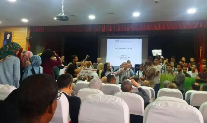 أساتذة وطلبة “ينسفون” لقاءً لحصاد بالبيضاء و”يحرجون” الصمدي (فيديو)