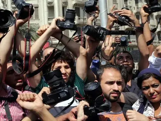 ملابس الصحفيين “اللافتة” تثير الجدل في مصر