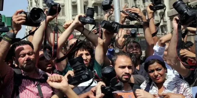 ملابس الصحفيين “اللافتة” تثير الجدل في مصر