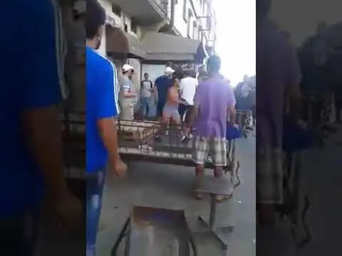 شاهد “السيبة” بحي الفرح بكازا.. هاجمين بالكلاب والسيوف على محل للحلاقة