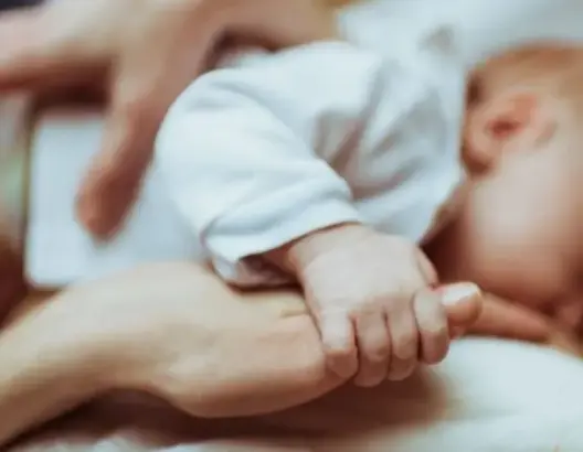 طفل يولد دون جلد يغطي جسمه!