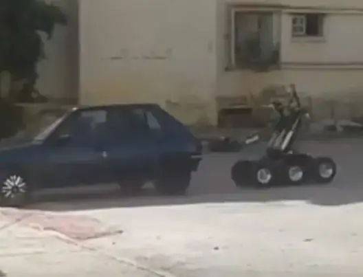 لحظة تفجير سيارة الإرهابيين بفاس للاشتباه بتفخيخها