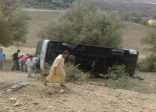 وفاة شاب متأثرا بجروح أصيب بها في إنقلاب حافلة بين مكناس وسيدي علي