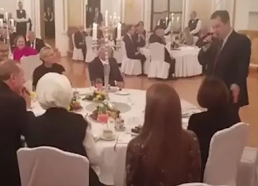 وزير خارجية صربيا يغني لأردوغان أغنية تركية (شاهد)