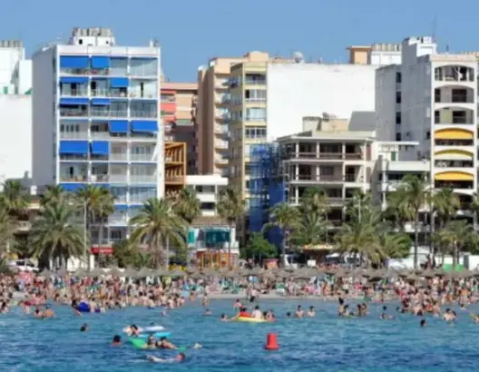 السجن لزوجين ادعيا المرض خلال إجازتهما