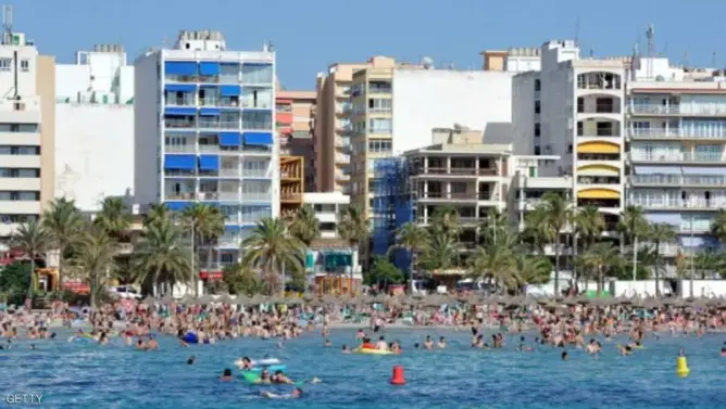 السجن لزوجين ادعيا المرض خلال إجازتهما