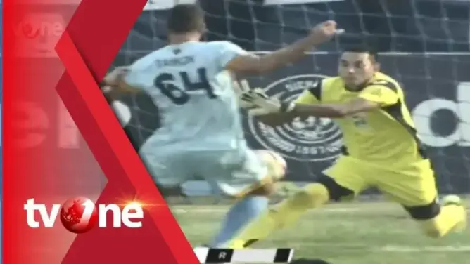 وفاة حارس مرمى في اصطدام قوي مع زميله (فيديو)