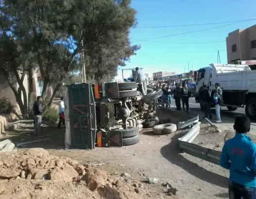 انقلاب شاحنة ضواحي تنغير يرسل شخصا إلى المستشفى (صور)