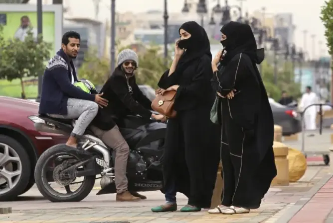 واعظ سعودي يثير جدلا بعد اتهامه المرأة بالمسؤولية عن الزنا والتحرش