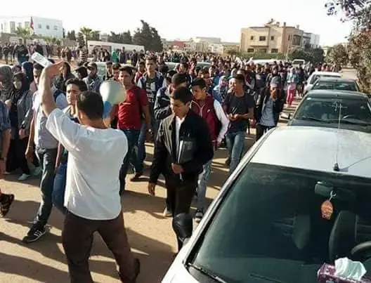 هذه رواية طلبة حول “اختطاف شرطي”.. واحتجاجات للإفراج عن زملائهم