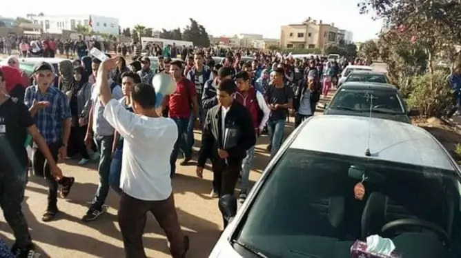 هذه رواية طلبة حول “اختطاف شرطي”.. واحتجاجات للإفراج عن زملائهم