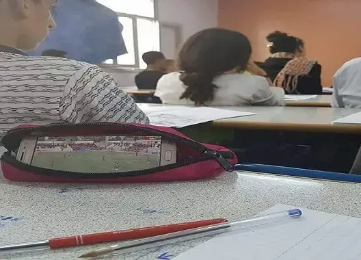 صورة تلميذ رجاوي يتابع مباراة فريقه في القسم تشعل الفايسبوك