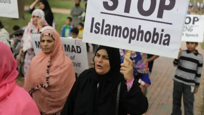 مسؤولون: تصاعد الكراهية ضد المسلمين سببه التحريض الإعلامي