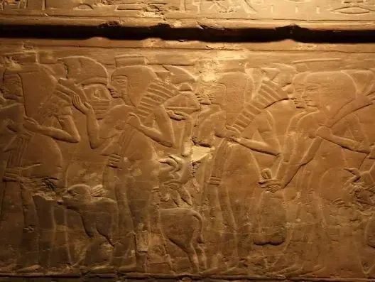 اكتشاف جدار مقبرة أثرية في “الأقصر” المصرية