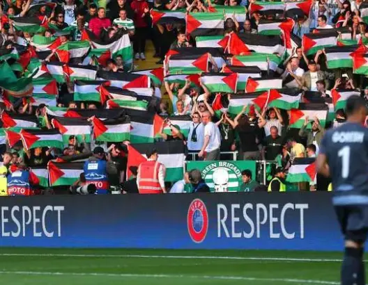 رافعو علم فلسطين يفوزون بجائزة أفضل جمهور في العالم (صور)
