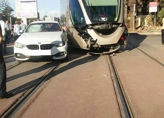 بالصور: سائقة متهورة تهشم مقدمة ترامواي بالرباط وتشل حركة السير