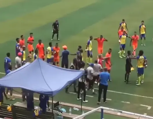 خطير..عنف وعراك عنيف في الدوري الافواري