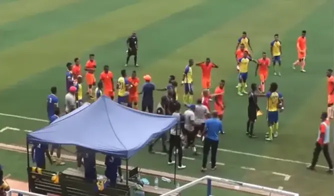 خطير..عنف وعراك عنيف في الدوري الافواري