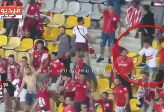 مشجع زملكاوى يحتفل بهدف تعادل الوداد مع الأهلى وسط جماهير المغرب (فيديو)